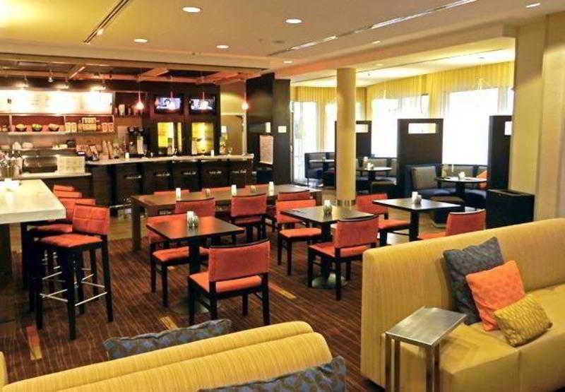 Courtyard Milwaukee Airport Hotel Restoran gambar